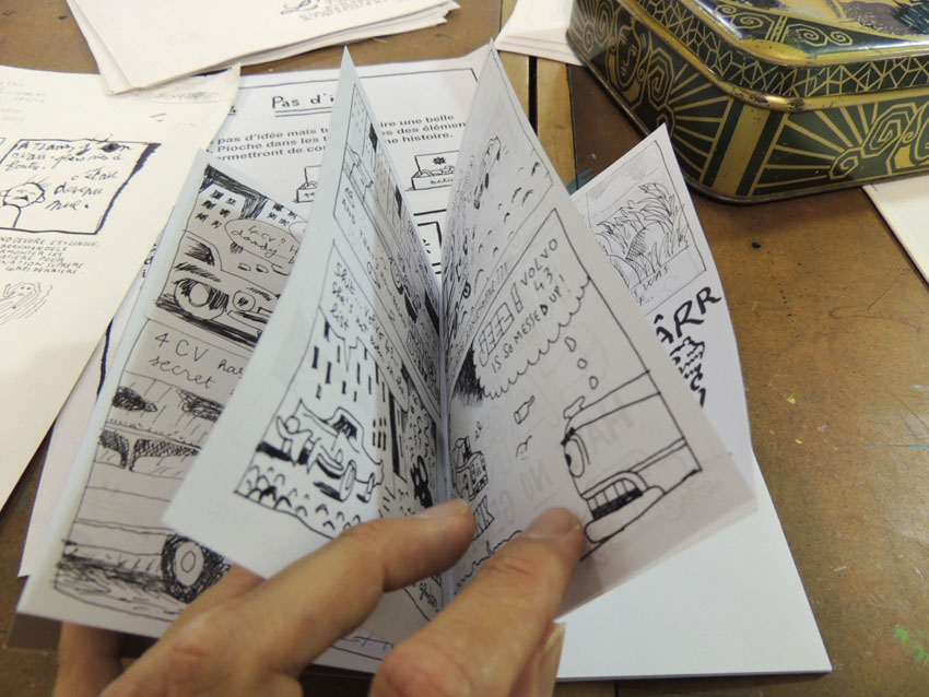 Un carnet dont la couverture est remplie de voiture et hop la boum, JCM a une idée !