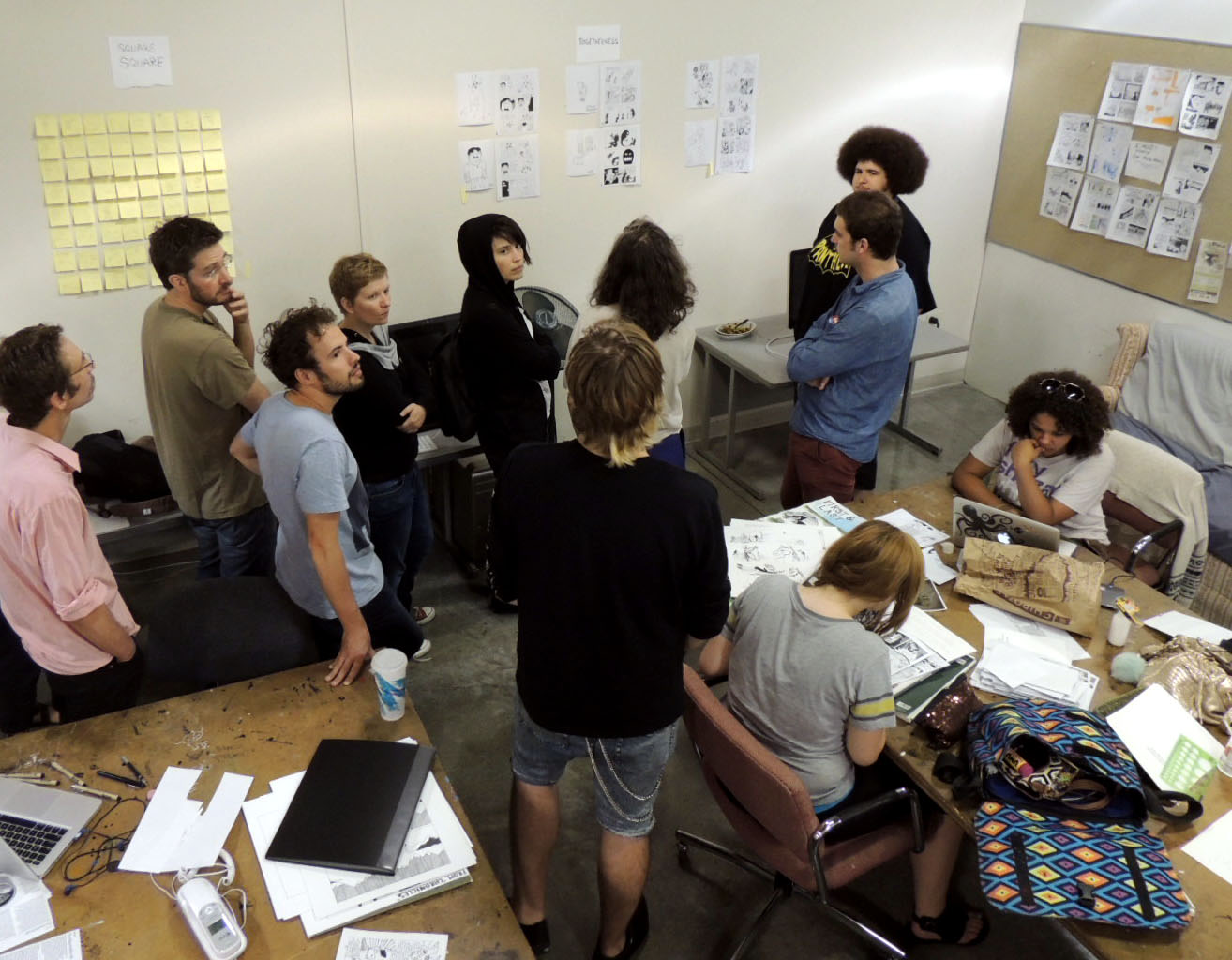 Les auteurs en salle de travail des étudiants de MCAD.