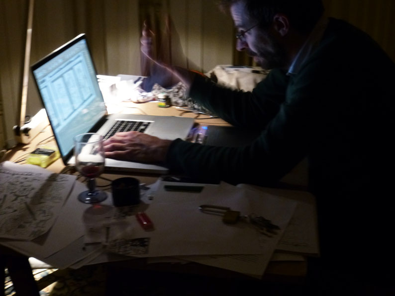 Spéléographies 2016 : Seb Lumineau veille tard pour boucler l'une des publications.